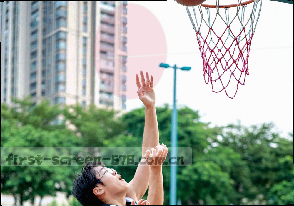 五个筛选维度构成的关系矩阵示意图，冷色调线条在深蓝底色上交织